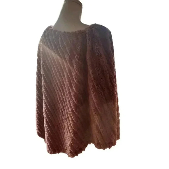 Black rivet shawl faux fur mauve l/xl poncho - Picture 1 of 4